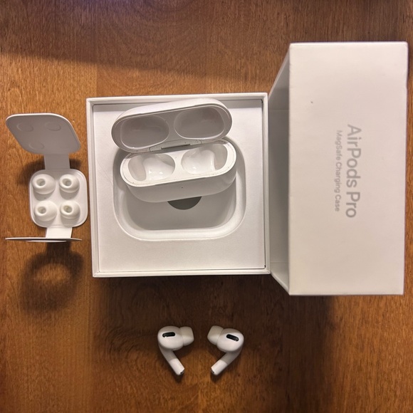 Apple AirPods Pro (AirPods Included)